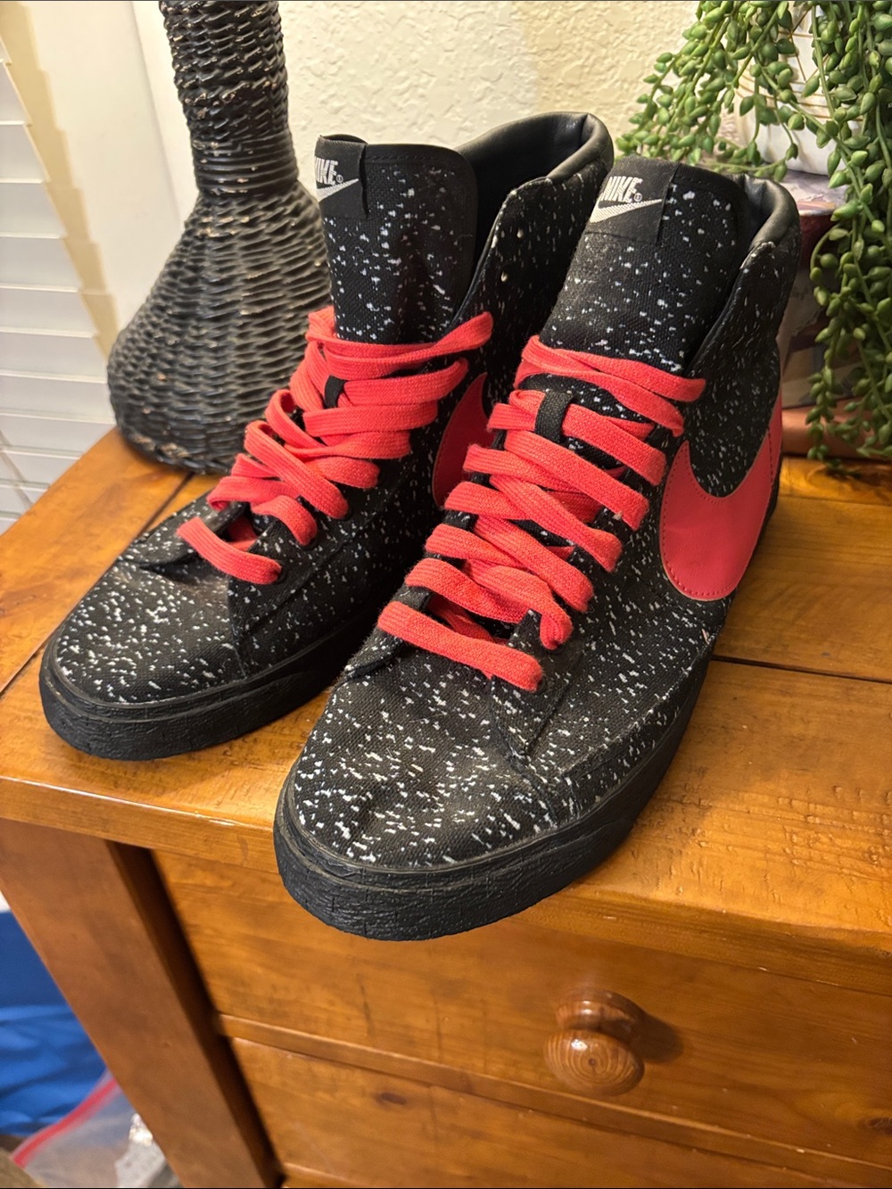 Nike Black Speckled High-Top Sneakers with Hot Pink Swoosh and Laces